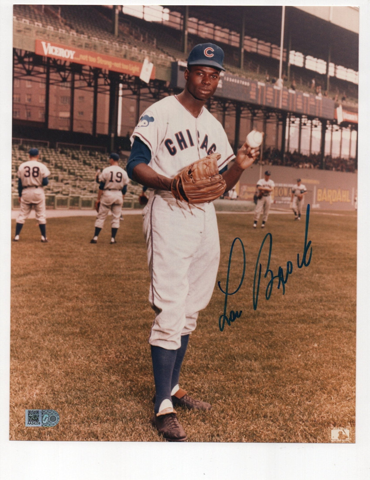 Lou Brock Signed 8x10 Photo (AIV AA24239)