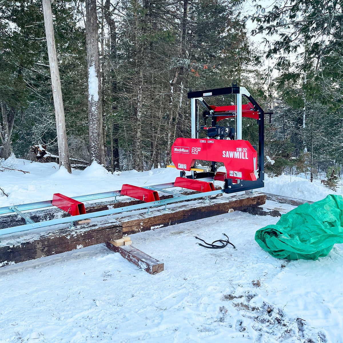32" Portable Sawmill (5 x Blades Included),  420cc 15HP E-Start Gasoline Engine,  26.5" Board Width,  20' Track Length (13' Track Length + 6.4' Track Extension Included) ,  SM-32